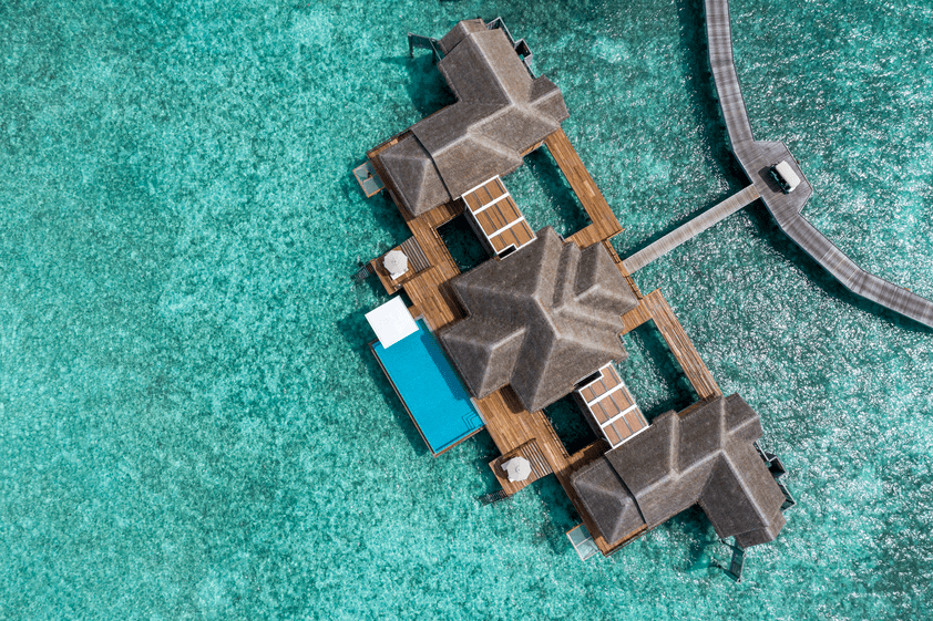 Anantara_Kihavah_Exterior_View_Over_Water_Pool_Residence_Exterior-min