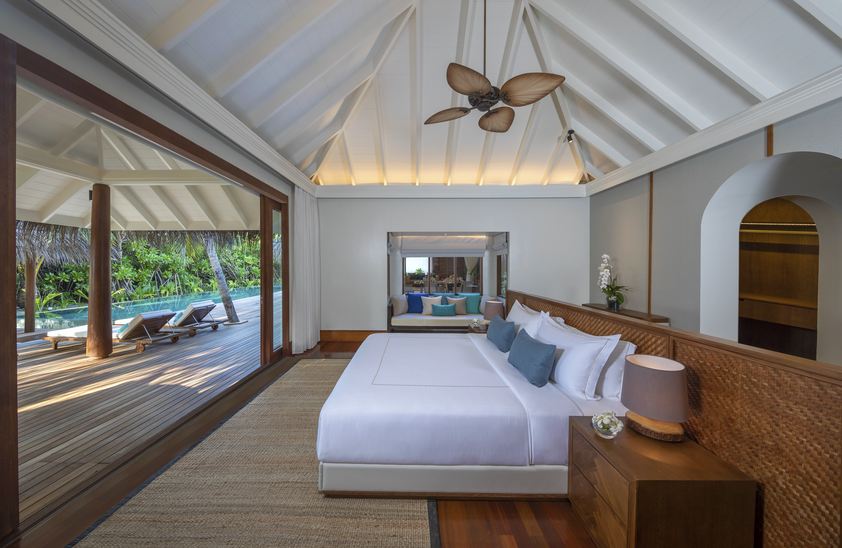 Anantara_Kihavah_Guest_Room_Three_Bedroom_Beach_Pool_Residence_Master_Bedroom