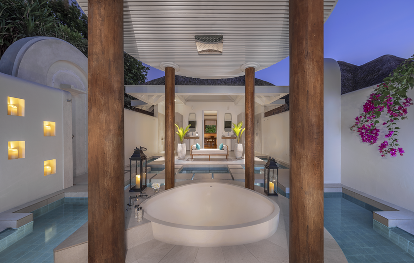 Anantara_Kihavah_Guest_Room_Two_Bedroom_Beach_Pool_Residence_Bathroom_Bathtub